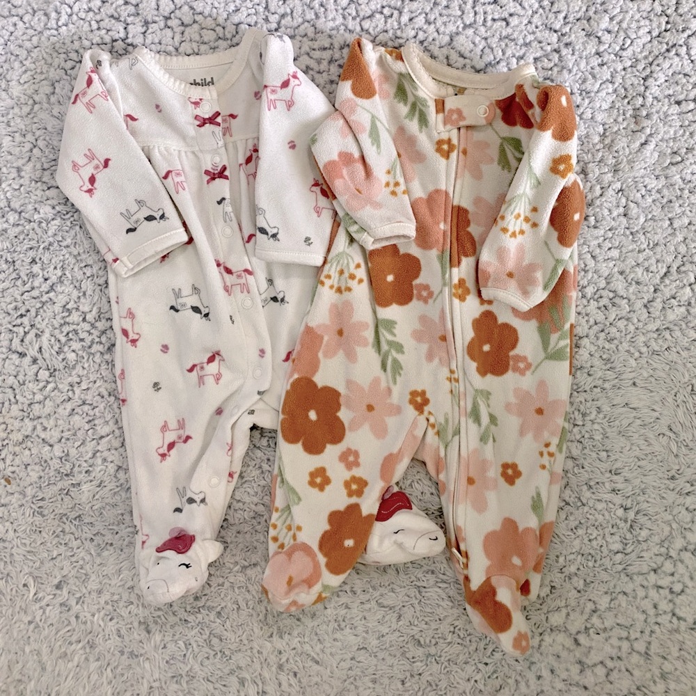 Carter’s babygirl newborn set of 2 footie pajamas